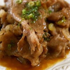 Beef Rice Bowl Made of Thinly Sliced Sukiyaki Meat A picture of Beef Rice Bowl Made of Thinly Sliced Sukiyaki Meat.