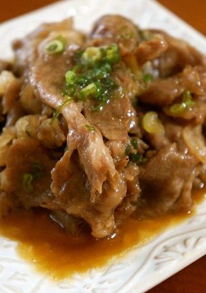 A picture of Beef Rice Bowl Made of Thinly Sliced Sukiyaki Meat.