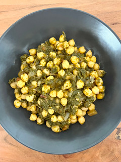 Una foto de 🥬 Garbanzos con espinacas y tomate 🍅