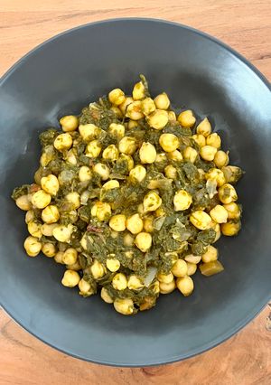 Una foto de 🥬 Garbanzos con espinacas y tomate 🍅