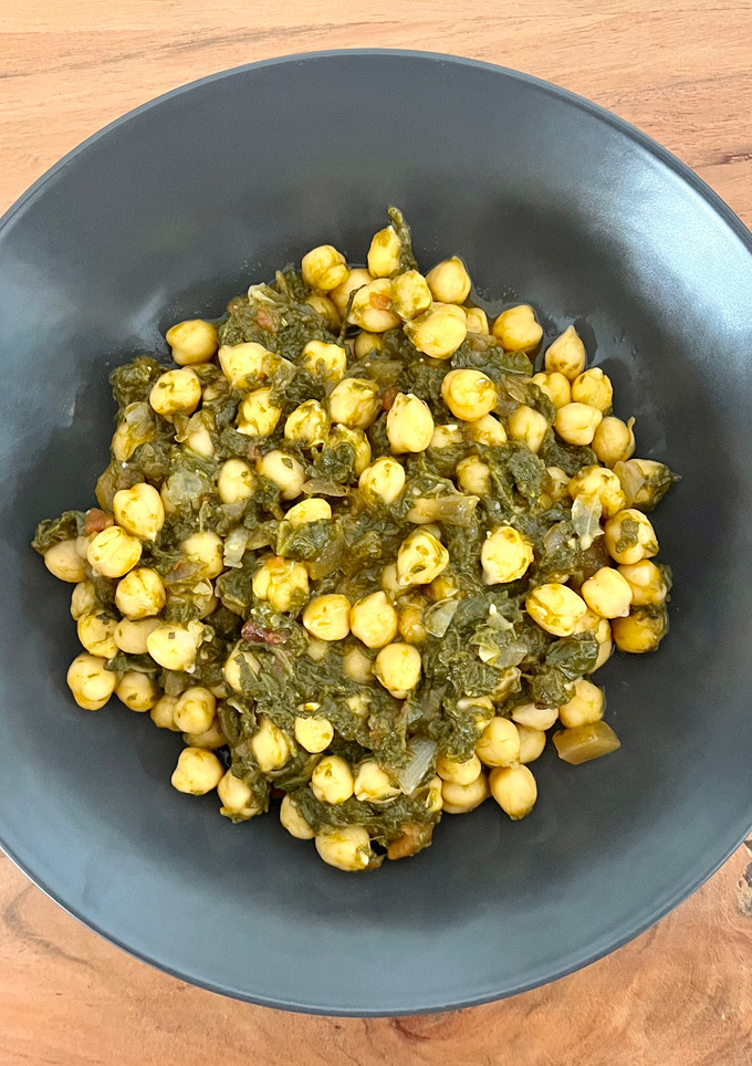 Una foto de 🥬 Garbanzos con espinacas y tomate 🍅