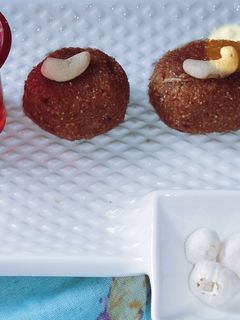 હેલ્થી મખાના લાડુ (Healthy Makhana Ladoo Recipe In Gujarati) રેસીપી મુખ્ય ફોટો