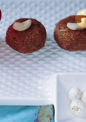 હેલ્થી મખાના લાડુ (Healthy Makhana Ladoo Recipe In Gujarati) રેસીપી મુખ્ય ફોટો