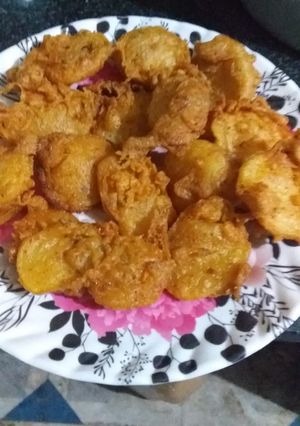 आलू बेसन से बने कुरकुरे पकोड़े (Aloo besan se bane kurkure pakode recipe in Hindi) रेसिपी मुख्य फोटो