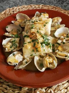 Una foto de Bacalao con almejas