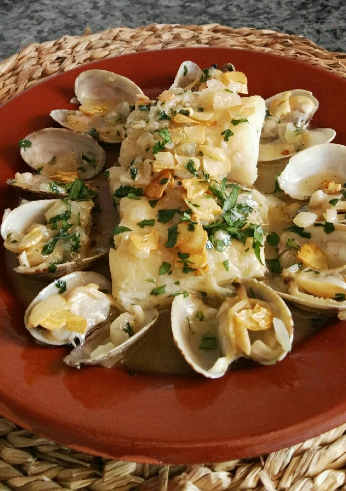 Una foto de Bacalao con almejas