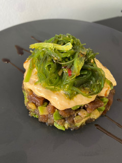 Una foto de Tartar de atún con mango y algas wakame 🥭🥢