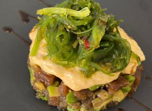 Foto principal de Tartar de atún con mango y algas wakame 🥭🥢