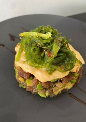 Una foto de Tartar de atún con mango y algas wakame 🥭🥢