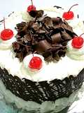 Menghias Blackforest Simple dan Cantik