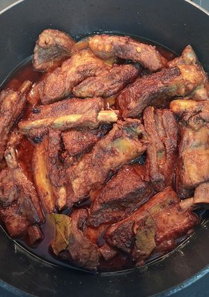 Una foto de Costillas de cerdo aliñadas en salsa de cerveza 🍺💯