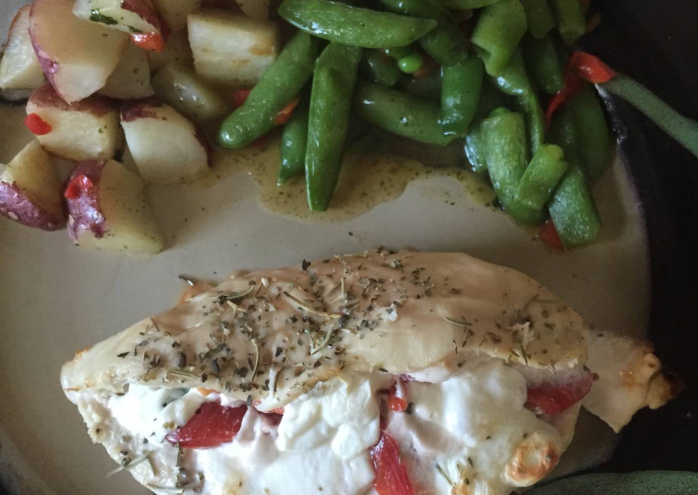 Roasted Red Pepper Mozzarella And Spinach Stuffed Chicken