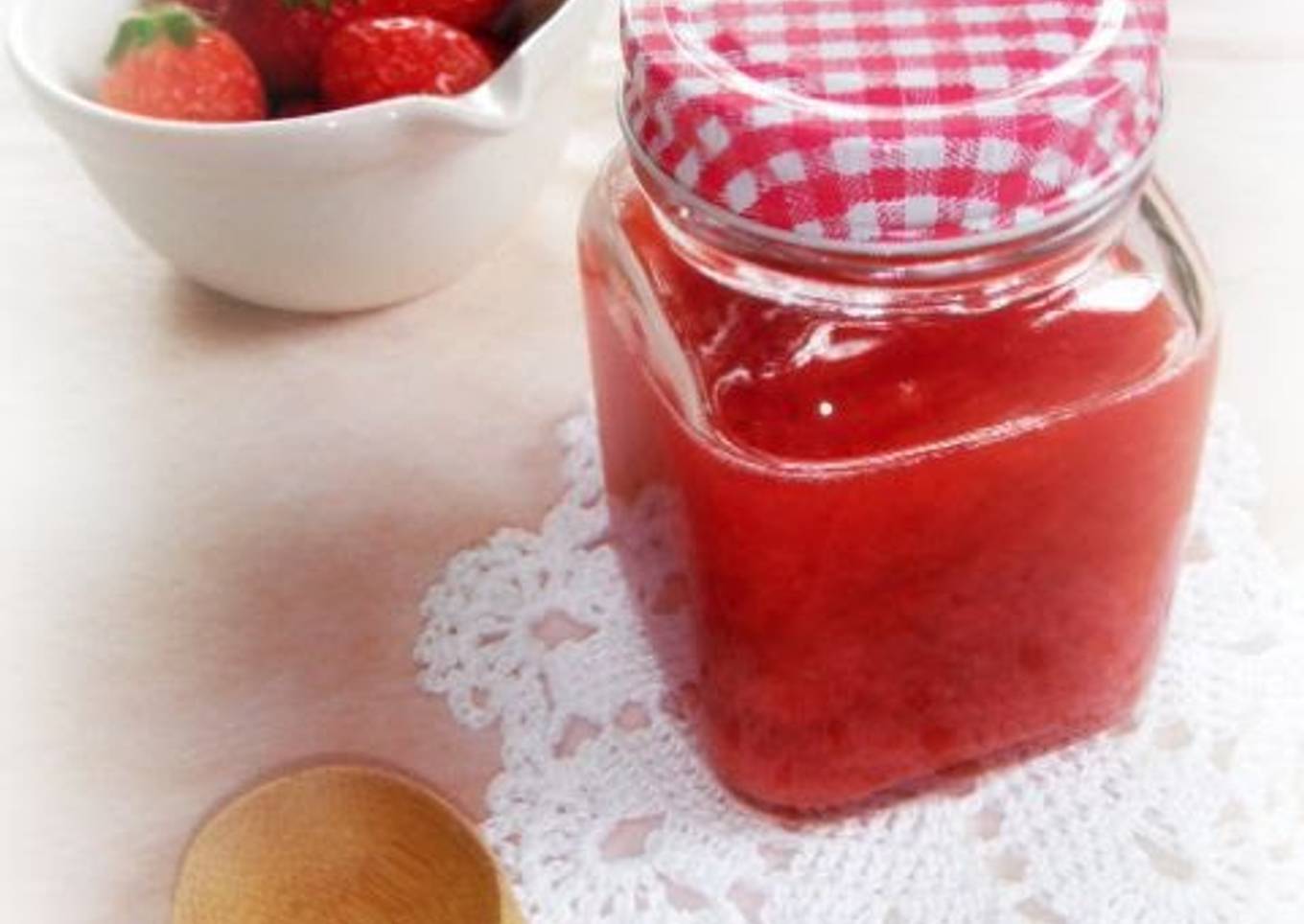 Easy in the Microwave Strawberry Sauce