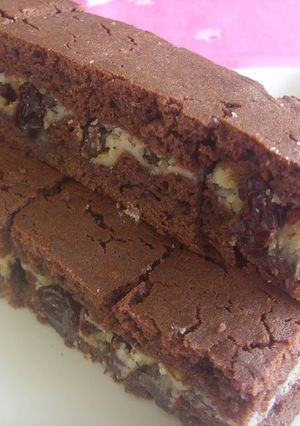 A picture of Raisin Cream Cheese Chocolate Squares.