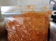 Una foto de carne en salsa de chile pasilla