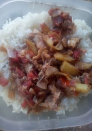Una foto de Arroz 🍚 con atún 🥫 enjardinerado 🍅