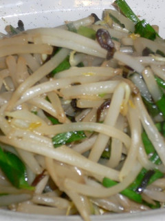 A picture of Quickly Made Stir-Fried Bean Sprouts and Chinese Chives with Shio-Kombu.