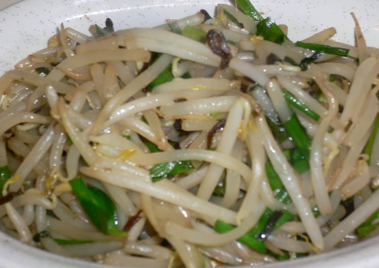 Quickly Made Stir-Fried Bean Sprouts and Chinese Chives with Shio-Kombu