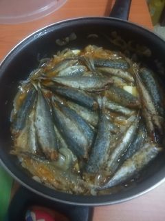 Una foto de Chicharros encebollado