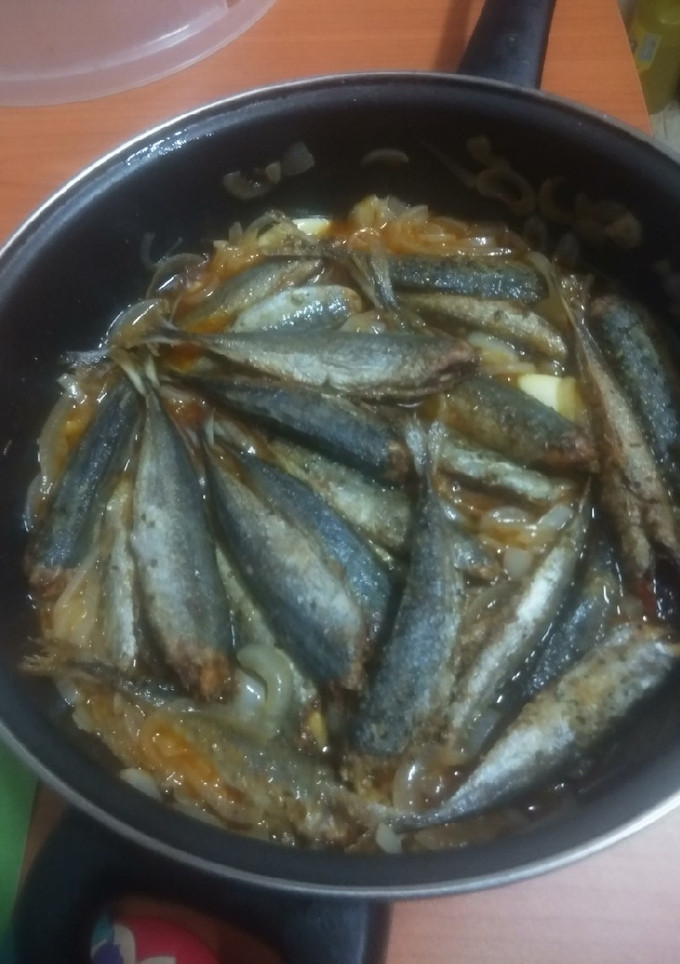 Una foto de Chicharros encebollado