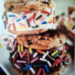 A picture of chips ahoy! wiches.
