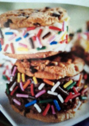 A picture of chips ahoy! wiches.