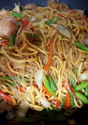 A picture of Chicken noodle stir fry.