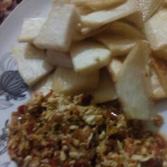 A picture of Fried yam with egg sauce.