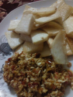 A picture of Fried yam with egg sauce.