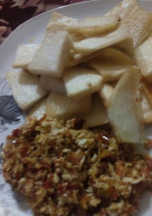 A picture of Fried yam with egg sauce.
