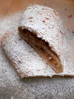 Una foto de Strudel de membrillo y crema pastelera