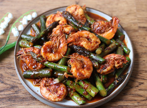 A picture of Stir Fry Asparagus and King Prawns in Thai Chilli Jam Sauce 🌶 🦐 🌿.