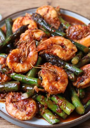 A picture of Stir Fry Asparagus and King Prawns in Thai Chilli Jam Sauce 🌶 🦐 🌿.