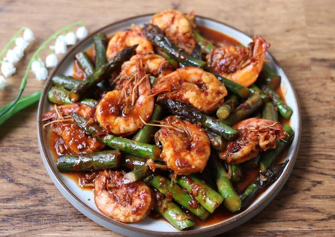 Steps to Make Mario Batali Stir Fry Asparagus and King Prawns in Thai Chilli Jam Sauce 🌶 🦐 🌿