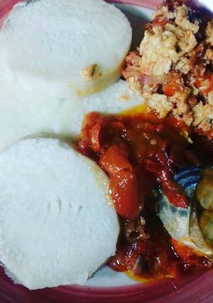 A picture of Boiled yam and fish.
