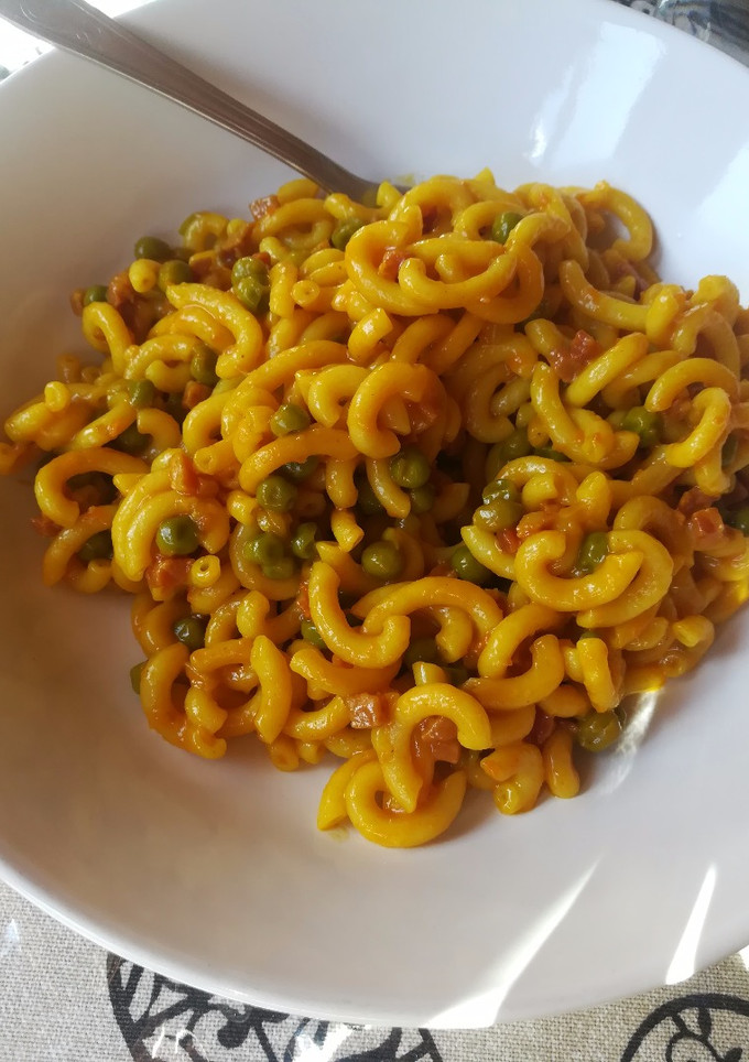 Una foto de Fideuá con verduras y jamón