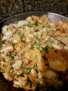 भुने हुए आलू मटर (Bhune hue aloo matar recipe in hindi) रेसिपी मुख्य फोटो