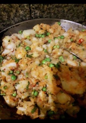 भुने हुए आलू मटर (Bhune hue aloo matar recipe in hindi) रेसिपी मुख्य फोटो