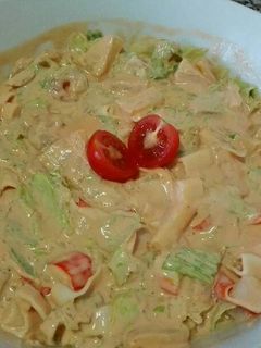 Una foto de Ensalada tropical con salsa cocktail