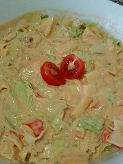 Una foto de Ensalada tropical con salsa cocktail