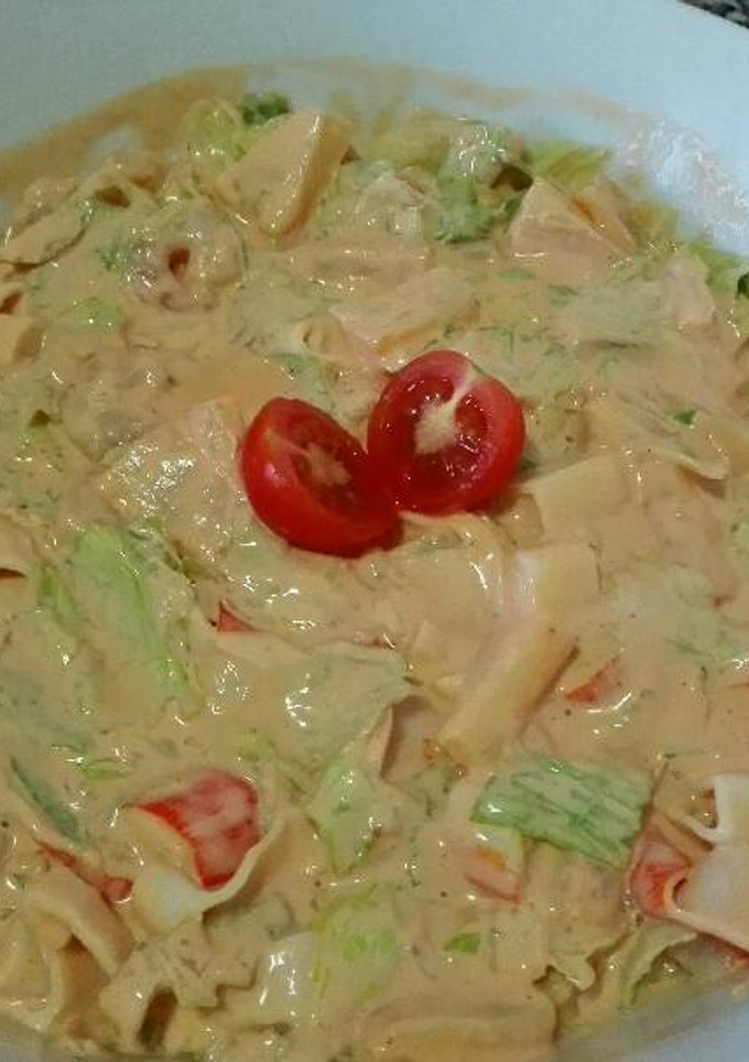 Una foto de Ensalada tropical con salsa cocktail