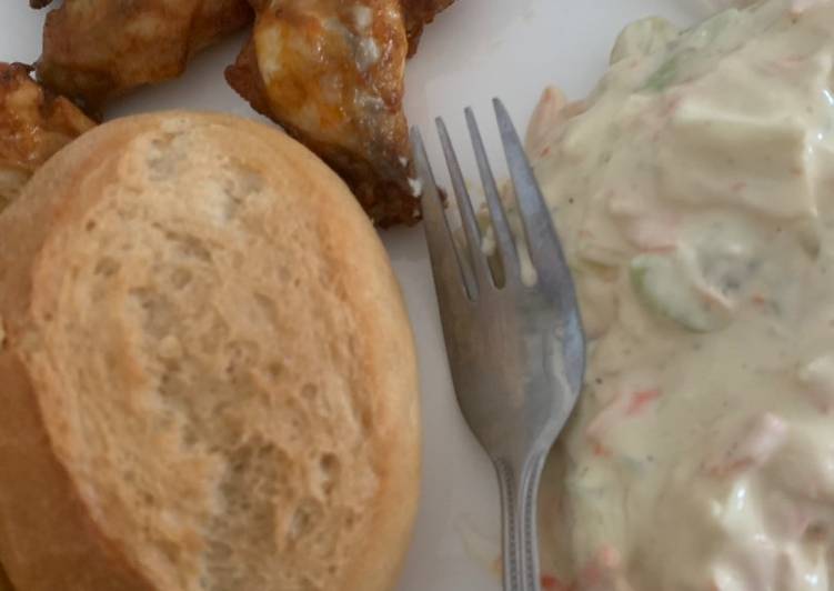 Mézes pácos csirkeszárnyak vegyes salátával