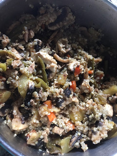 Una foto de Quinoa multicolor y atún