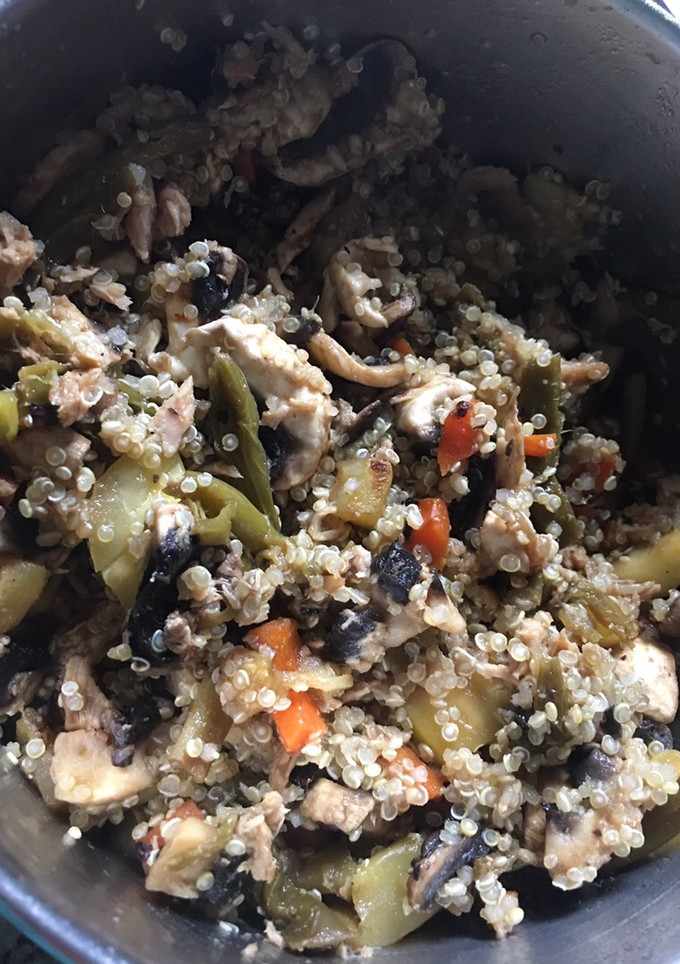 Una foto de Quinoa multicolor y atún