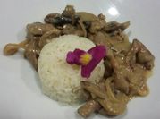 Una foto de strogonoff ,champiñon