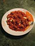 Pollo en salsa de tomate con huevos cocidos