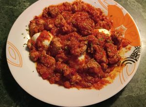 Foto principal de Pollo en salsa de tomate con huevos cocidos