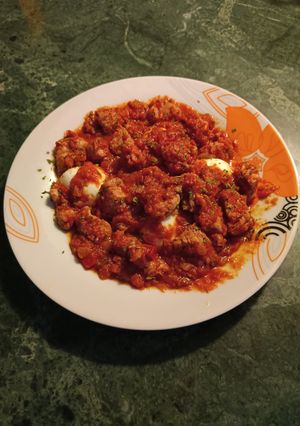 Una foto de Pollo en salsa de tomate con huevos cocidos