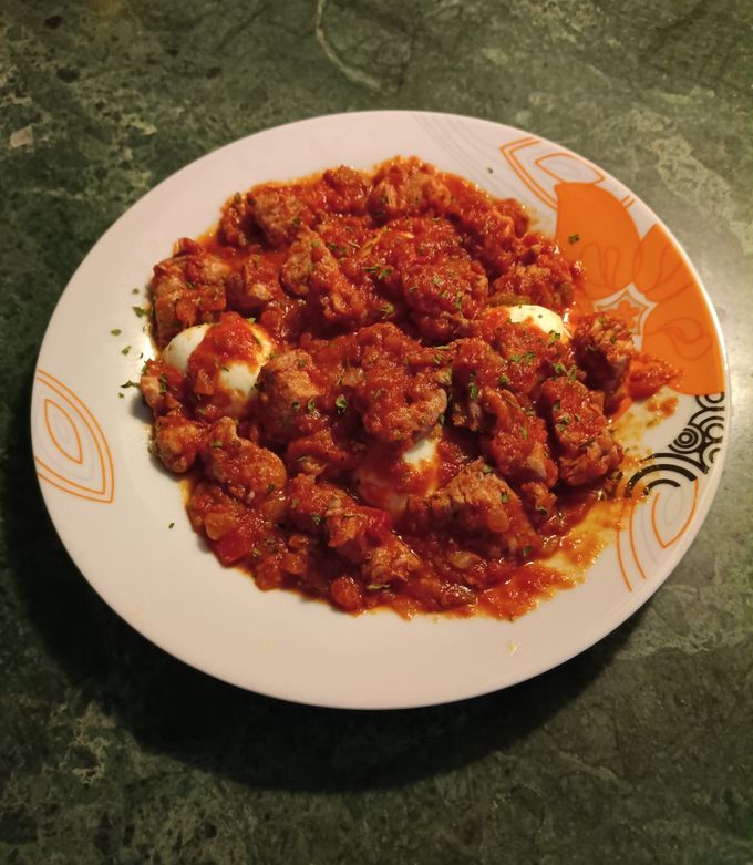 Foto principal de Pollo en salsa de tomate con huevos cocidos