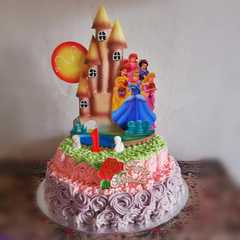 A picture of Kue ulang tahun dgn sponge cake.
